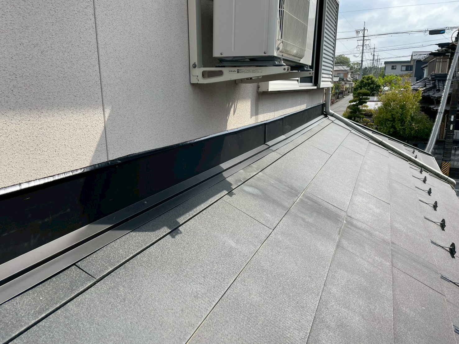 施工後の雨押え板金